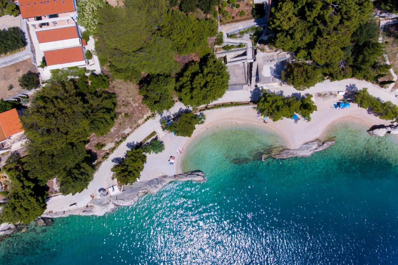 Apartments By The Sea Brela, Makarska - 2718 Kültér fotó