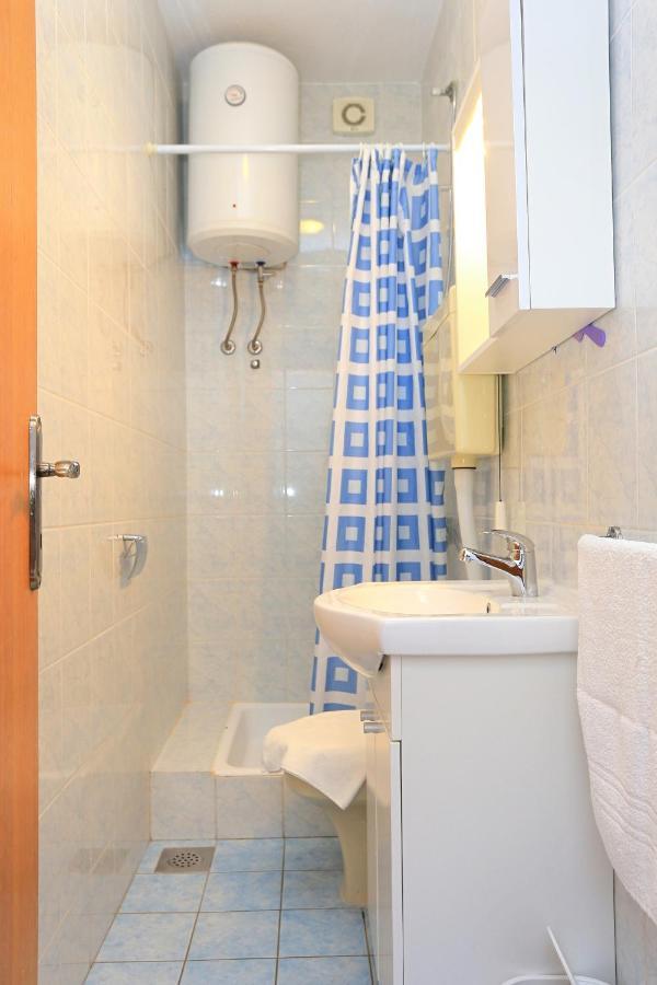 Apartments By The Sea Brela, Makarska - 2718 Kültér fotó