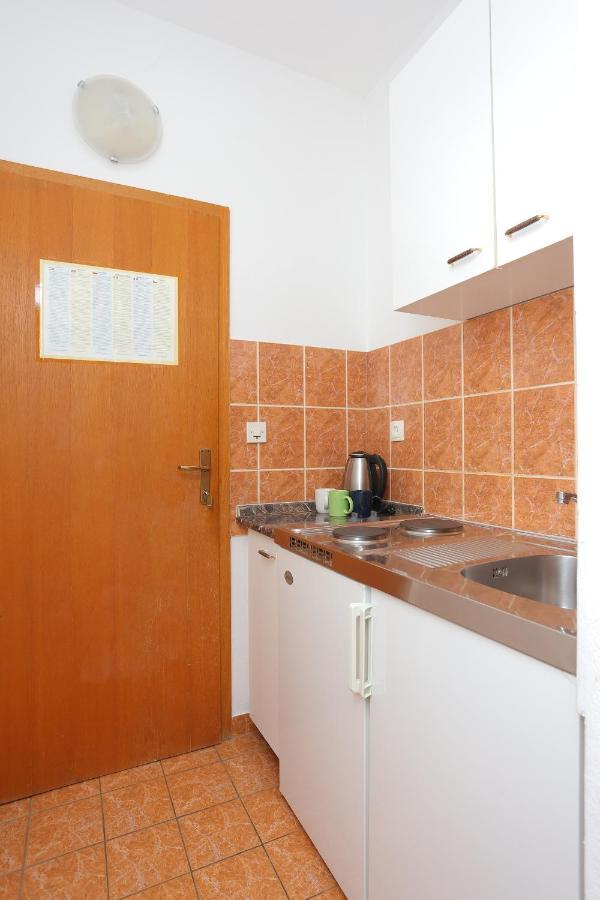 Apartments By The Sea Brela, Makarska - 2718 Kültér fotó